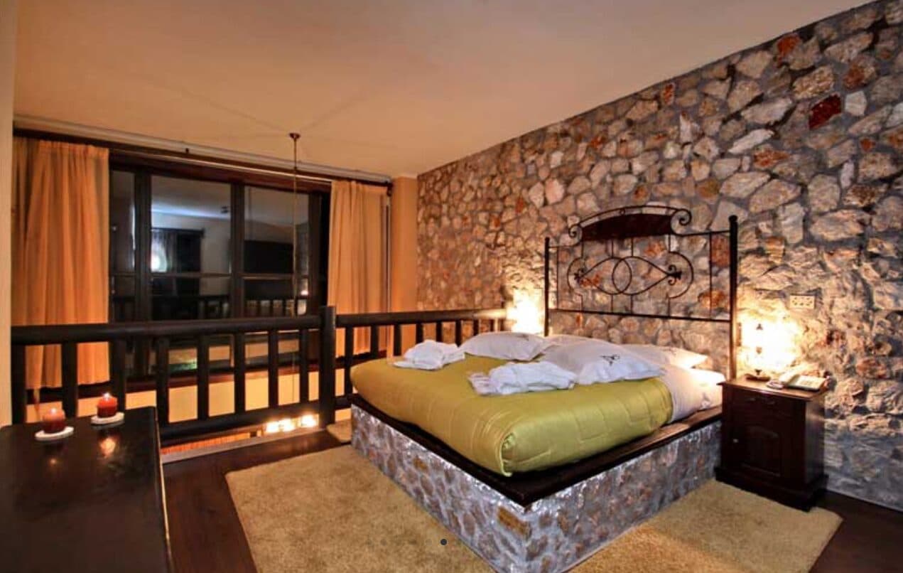 Υπνοδωμάτιο της Grand Suite με παράθυρο προς την κοιλάδα